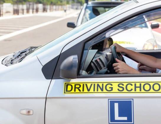 Rola nowoczesnych pojazdów z automatyczną skrzynią biegów w nauce jazdy