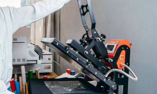 Wybór odpowiedniej folii do nadruków na odzieży sportowej - poradnik