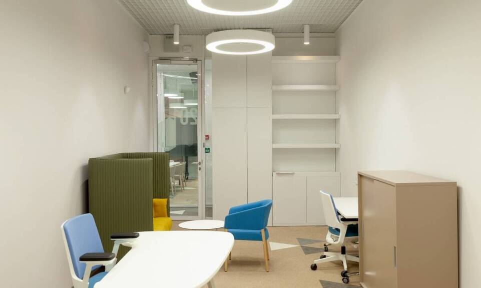 Ergonomiczne umeblowanie jako klucz do komfortu w małych biurach.