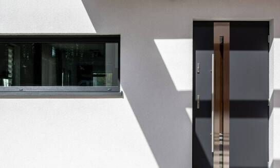 Jak dobór kolorów tynków może wpłynąć na wygląd budynku?