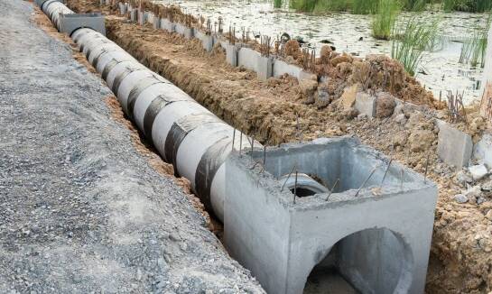 Jakie wyzwania niesie ze sobą projektowanie systemów odwodnień na terenie?