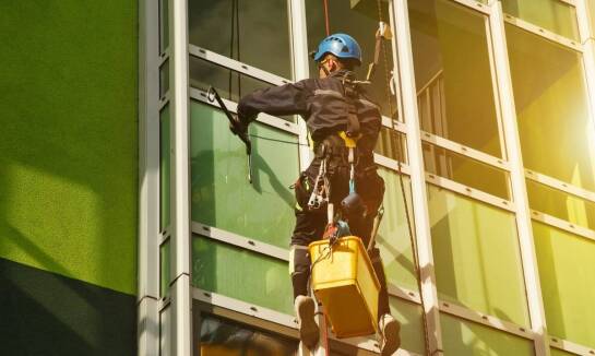 Korzyści z regularnego serwisowania okien na wysokościach.