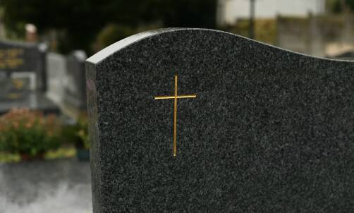 Personalizacja granitowych nagrobków – jak nadać im unikalny charakter?