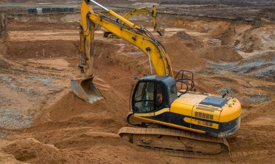 Dlaczego warto wybrać profesjonalne usługi koparką do wykopów przy fundamentach?
