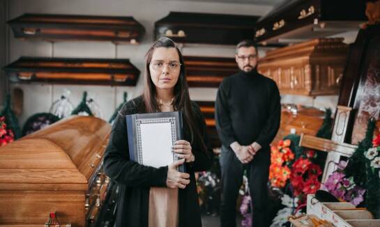 Jak przygotować potrzebne dokumenty do organizacji pogrzebu z pomocą zakładu?