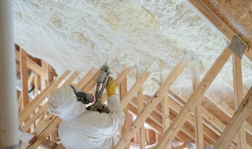 Zastosowanie poliuretanowej pianki w ociepleniu poddaszy – dlaczego to się opłaca?