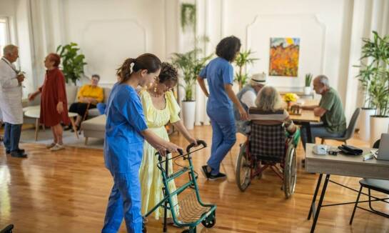 Jak dom seniora dostosowuje swoje usługi do potrzeb osób starszych?