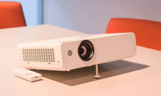 Jak wzorcowanie projektora wpływa na niezawodność sprzętu w firmach?