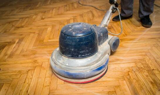 Cyklinowanie parkietów: Jak przygotować pomieszczenie do renowacji?