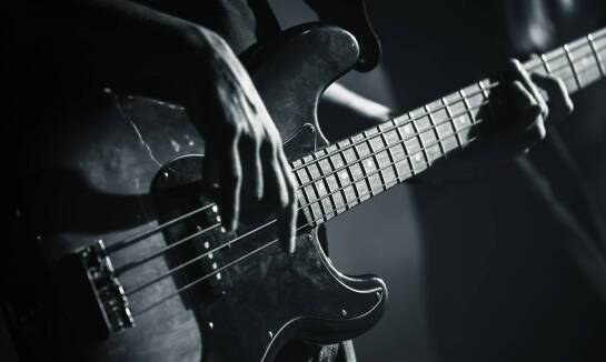 Jakie umiejętności rozwija nauka gry na basowej gitarze?