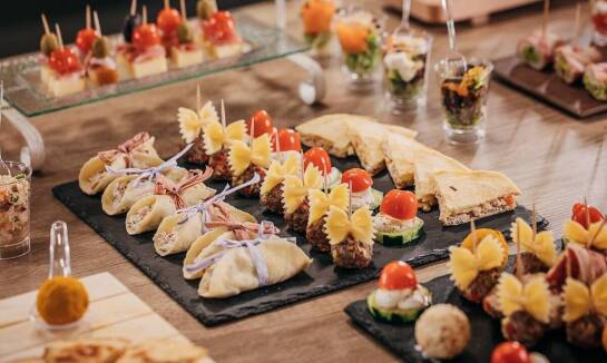 Nowoczesne kulinarne propozycje na weselu – co warto wprowadzić do menu?