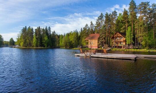 Komfortowe domki na Mazurach: basen jako część oferty