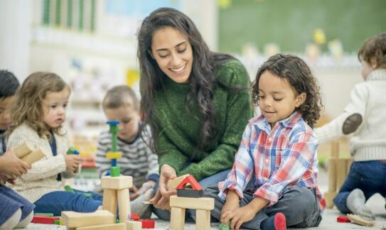 Jakie są zalety edukacji poprzez zabawę w niepublicznych przedszkolach?
