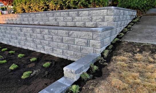 Jak budowa oporowych murków wpływa na funkcjonalność ogrodu?