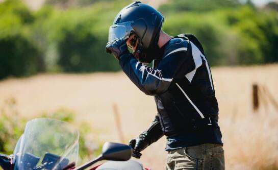 Jakie techniki jazdy na motocyklu są kluczowe dla bezpieczeństwa?