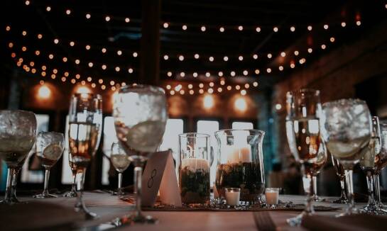 Wpływ oświetlenia na atmosferę podczas weselnego przyjęcia