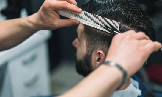 Dlaczego warto regularnie odwiedzać męskiego fryzjera dla utrzymania idealnej fryzury?