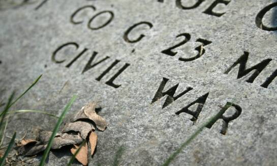 Które techniki wpływają na trwałość liter na kamieniu?