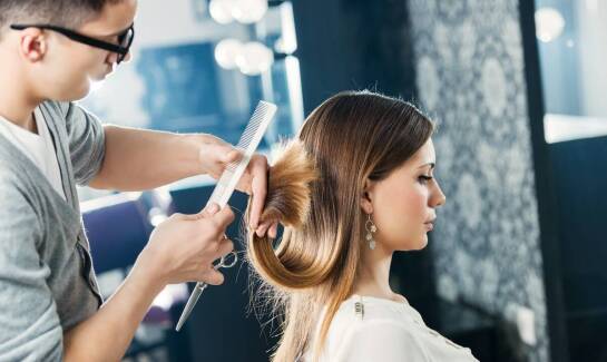 Jak damski fryzjer dostosowuje stylizacje do różnych typów włosów?