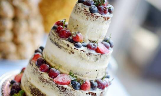 Jak naturalne składniki wpływają na jakość urodzinowych tortów?