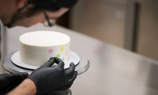 Krok po kroku – jak powstaje weselny tort na specjalne zamówienie