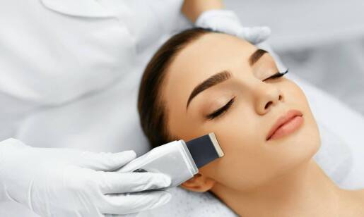 Jak chemiczne peelingi mogą odmłodzić wygląd skóry twarzy?