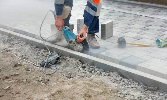 Roboty ziemne jako niezbędny krok w przygotowaniu podłoża do układania kostki.