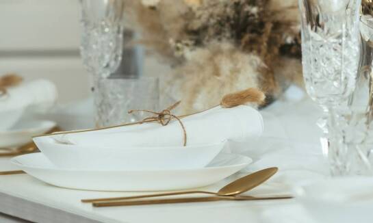 Porcelanowe półmiski – jak je łączyć z innymi elementami zastawy?