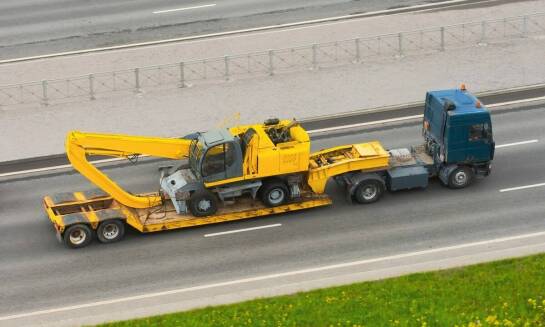 Efektywność transportu maszyn budowlanych dzięki koparkom