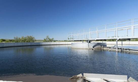 Jakie materiały są najczęściej wykorzystywane w konstrukcji fontann pływających?