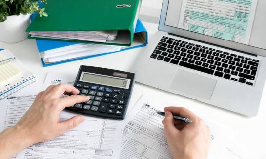 Jak księgowa pomaga przy prowadzeniu ksiąg podatkowych na początku działalności?