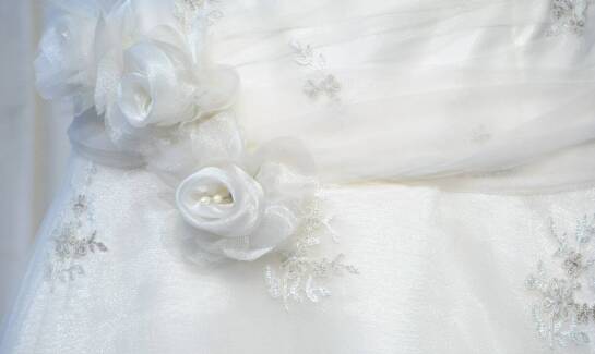 Zastosowanie drukowanego szyfonu w eleganckich kreacjach ślubnych