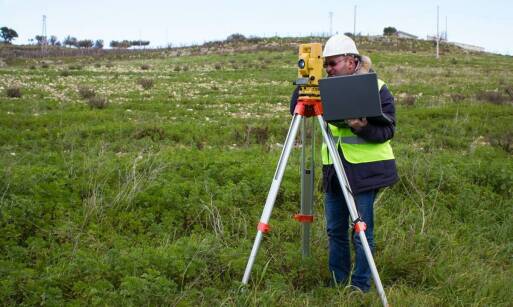 Jak dokładne geodezyjne pomiary wpływają na bezpieczeństwo budowlane?