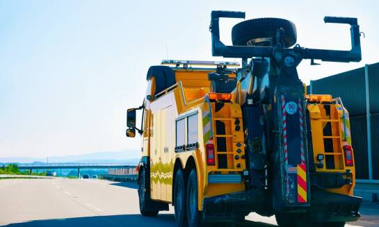 Jakie wyzwania stawia transport dostawczych pojazdów na lawecie?