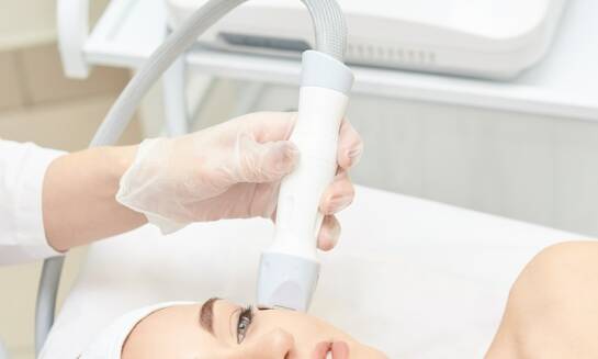 Odmładzanie twarzy metodą ultradźwiękowego liftingu HIFU