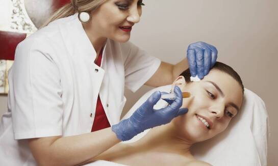Zaawansowane techniki peelingów – co oferują nowoczesne kosmetyczne salony?