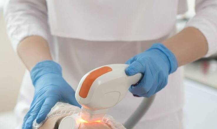 Jak światłem LED fototerapia wspomaga regenerację skóry