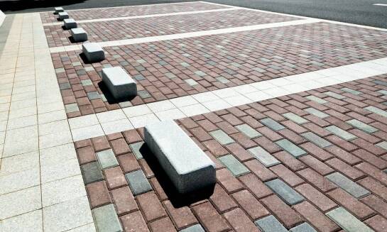 Zastosowanie brukowej kostki w komercyjnych przestrzeniach: zalety i wyzwania