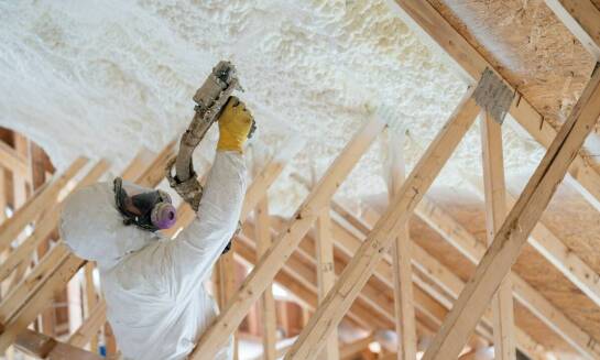 Zalety stosowania pianki PUR w natryskowych izolacjach dla budynków mieszkalnych