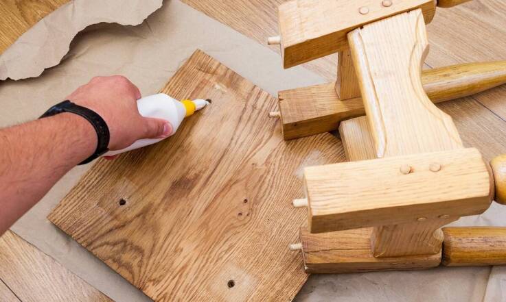 Wybór odpowiednich klejów do drewna dla producentów mebli: kluczowe kryteria.