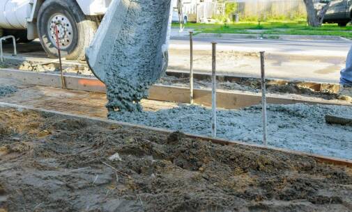 Jakie są zalety stosowania towarowego betonu w budownictwie mieszkaniowym?