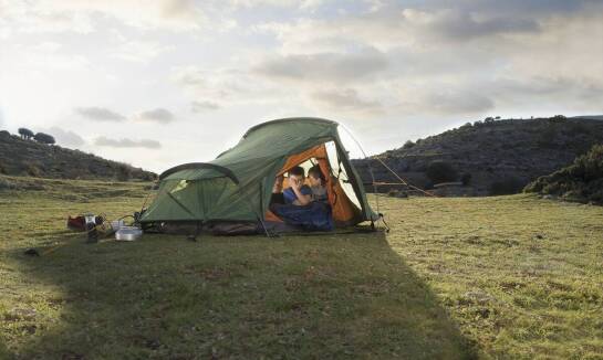 Jak przygotować się do noclegu na polu namiotowym w Poznaniu?