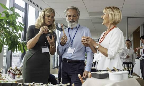 Przyjęcia firmowe w restauracji: jak zadbać o obsługę profesjonalną?