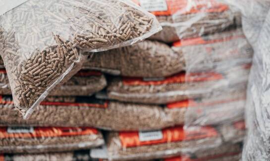 Zakup pelletu na tony – co warto wiedzieć przed podjęciem decyzji?