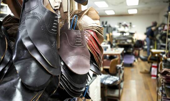 Sklep z obuwiem w Szamotułach: jak dobrać idealne akcesoria do skórzanego obuwia?