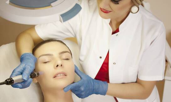 Zabiegi kosmetyczne z wykorzystaniem tkankowych stymulatorów – co warto wiedzieć?