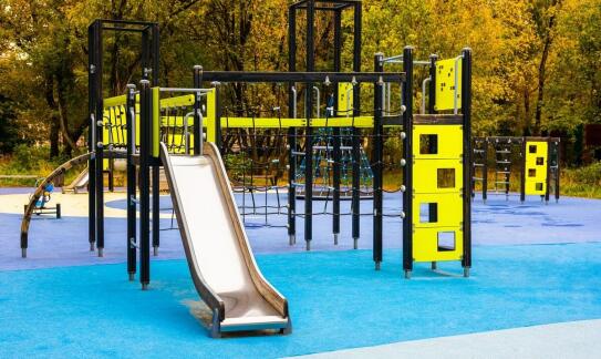 Zastosowanie wodoodpornej sklejki i HDPE w produkcji placów zabaw
