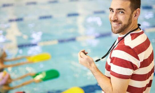 Rozwój pływackich umiejętności: indywidualna nauka dla dorosłych krok po kroku