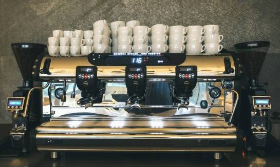 Profesjonalny sprzęt do parzenia kawy – jak wybrać najlepszy?