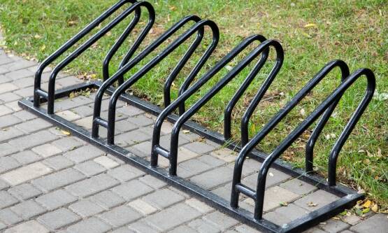 Zwiększenie atrakcyjności rekreacyjnej przestrzeni za pomocą nowoczesnych metalowych stojaków